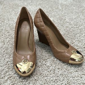 Tory Burch Brown with gold tip wedge heel pumps - size 8 1/2 - New